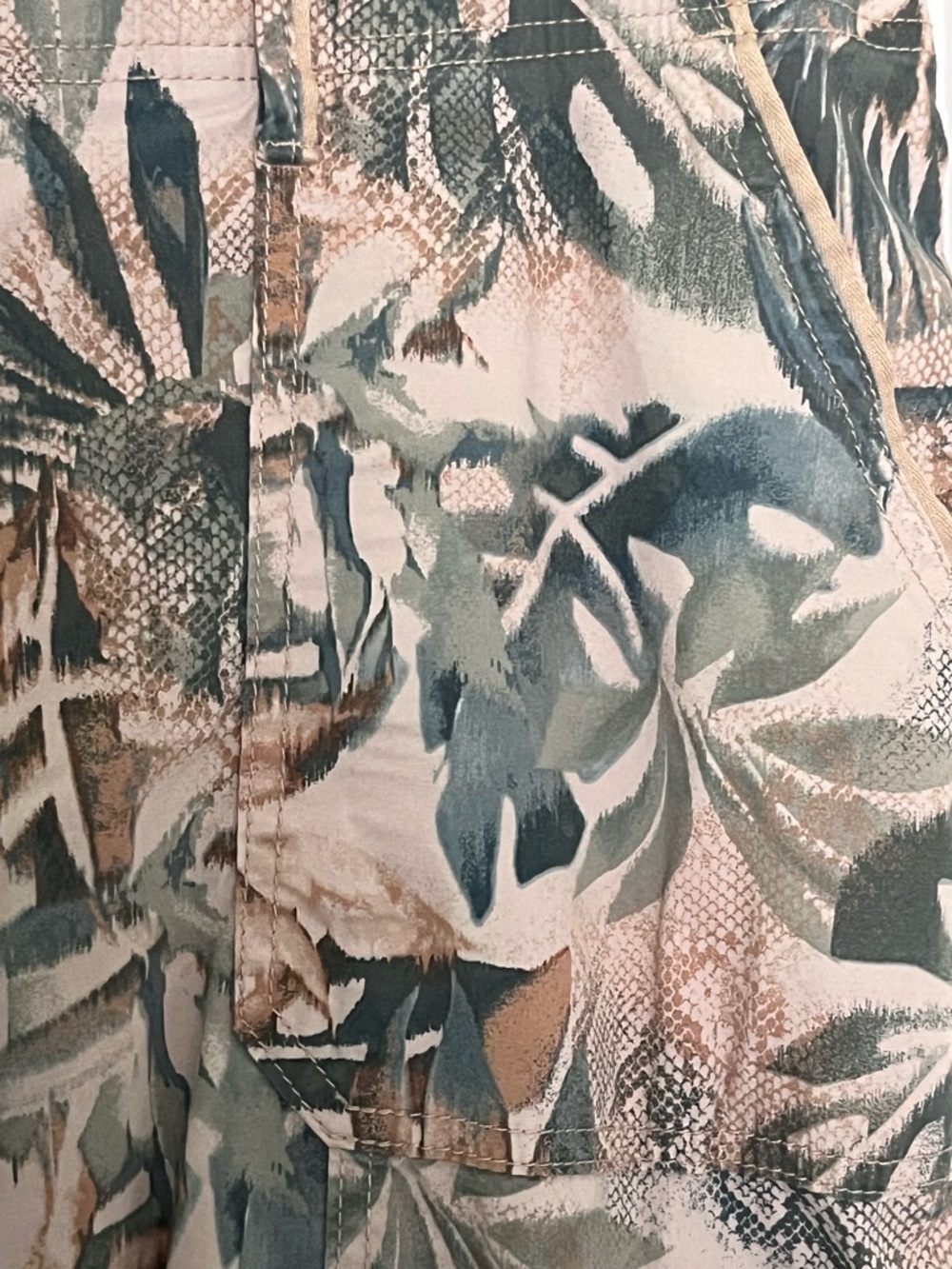 Chico’s Women’s Tropical Print Capri cargo Pants - Beige/Green. Sz 14/16 - Picture 6 of 9